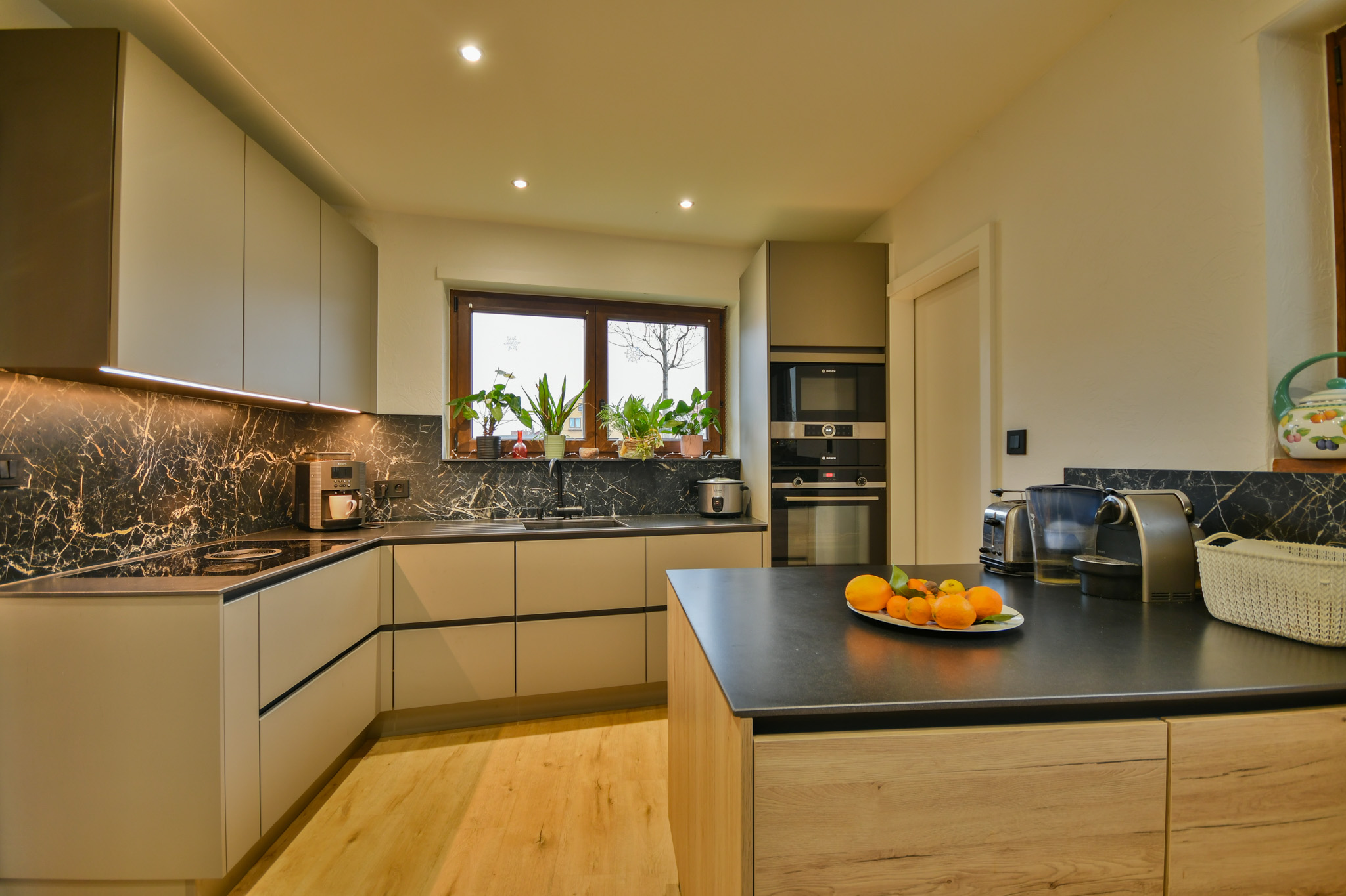 Cuisine sur-mesure, façades ultra mat Taupe, plan de travail et crédence céramique