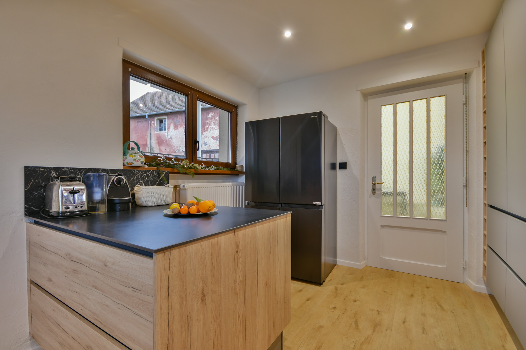 Cuisine sur-mesure, façades ultra mat Taupe, plan de travail et crédence céramique, pose de sol PVC