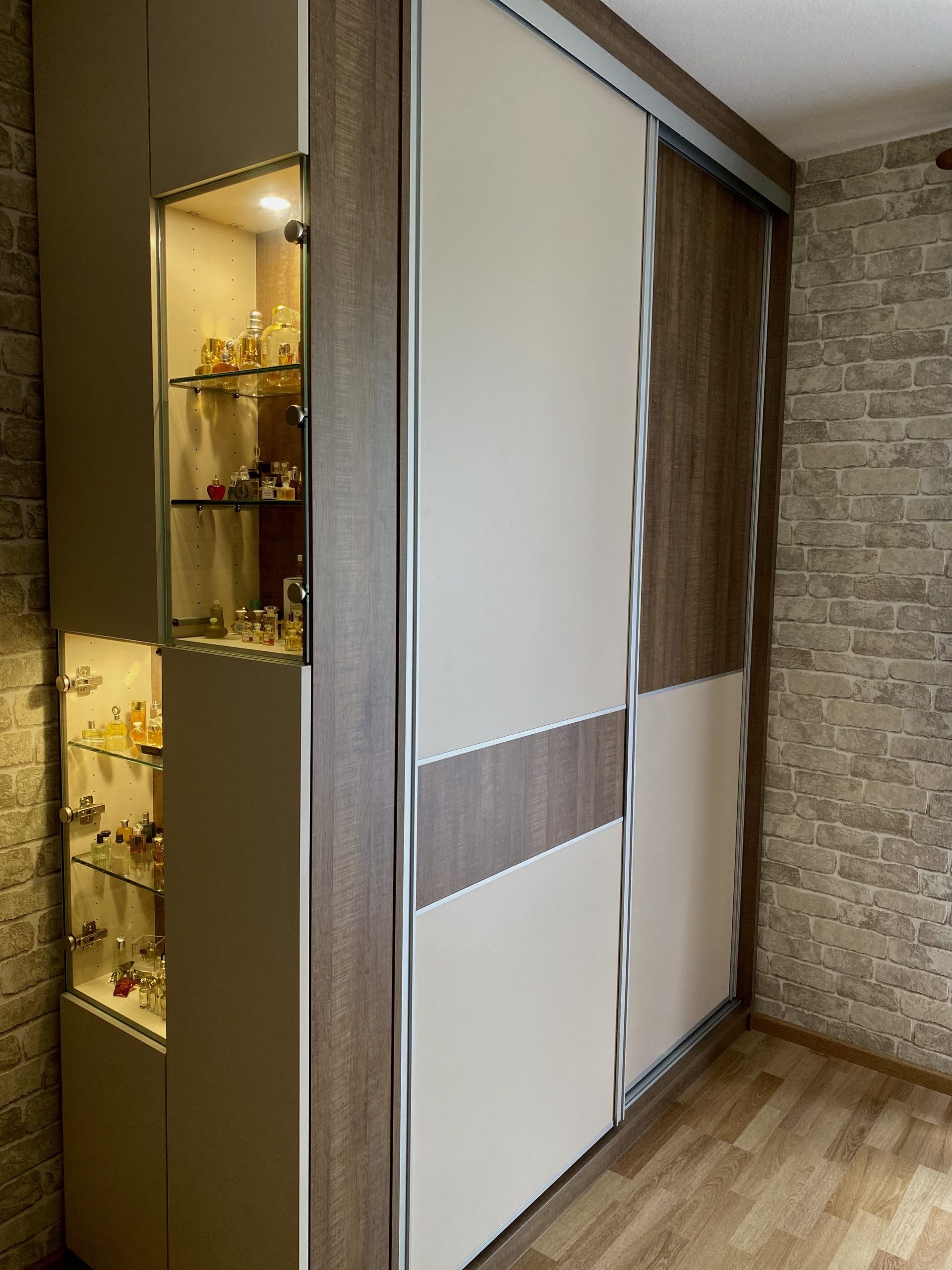 Placard sur-mesure à façade coulissante et vitrine avec éclairage
