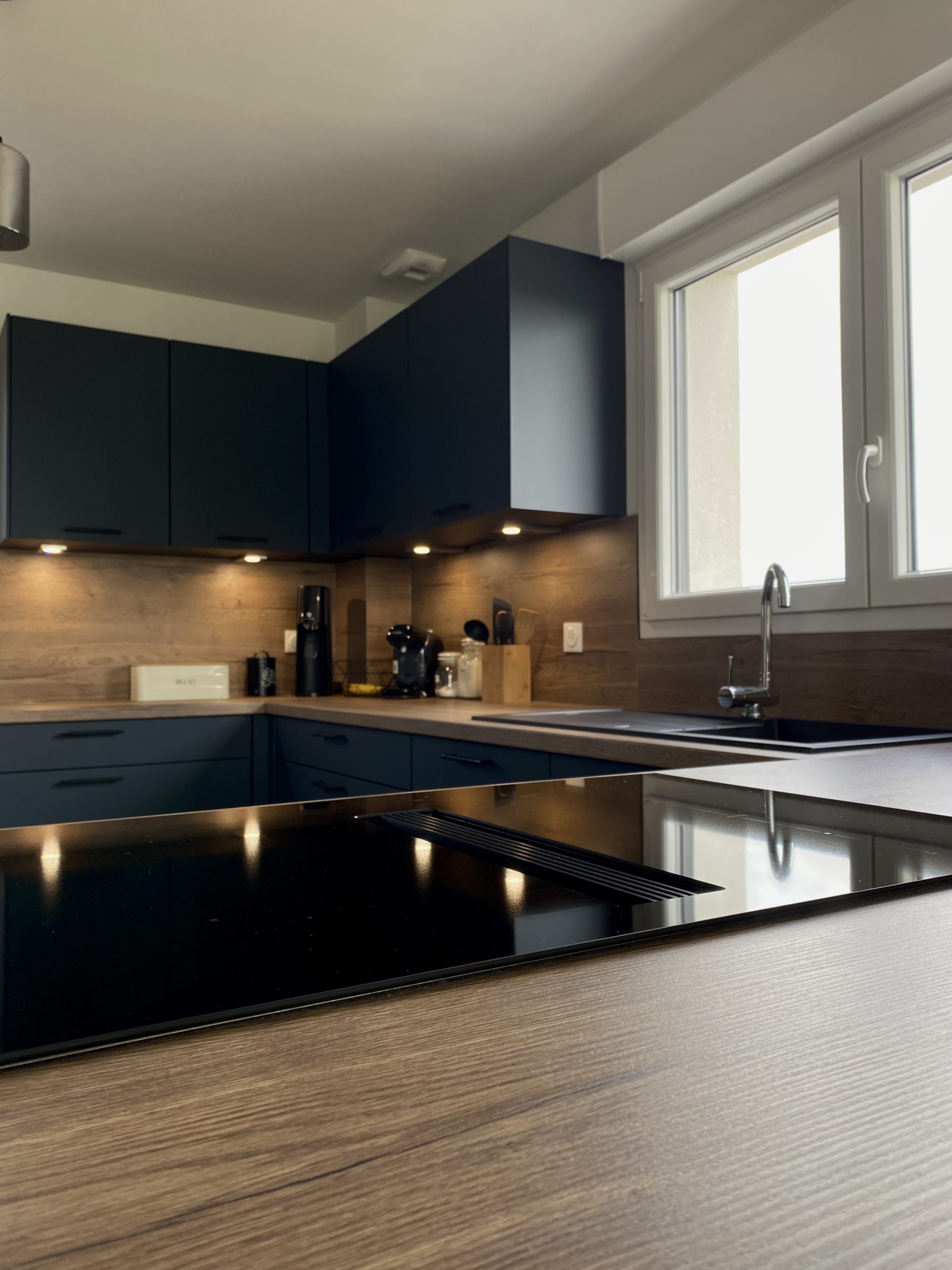 Cuisine sur-mesure à façades Bleues laquées ultra-mat