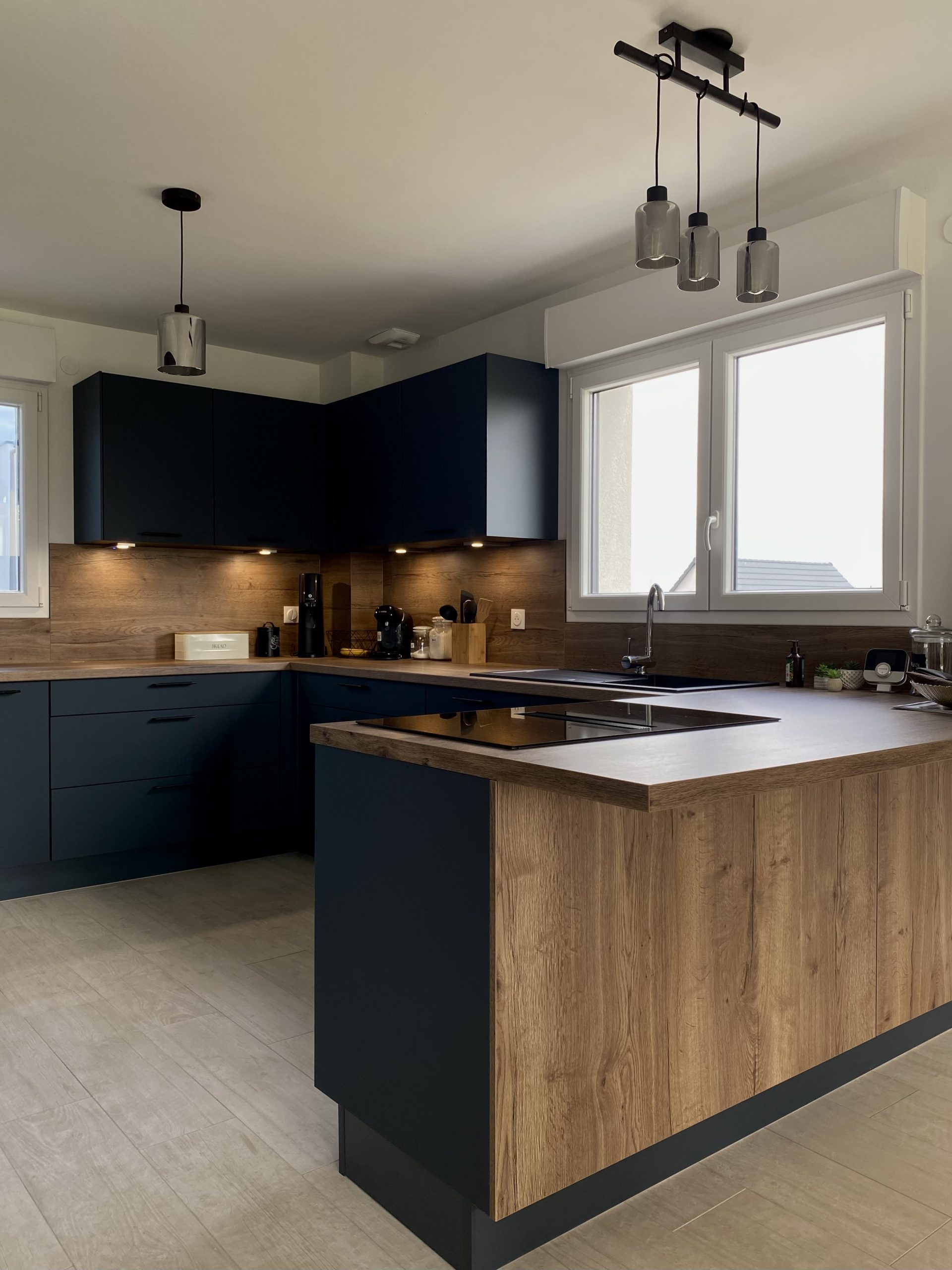 Cuisine sur-mesure à façades Bleues laquées ultra-mat