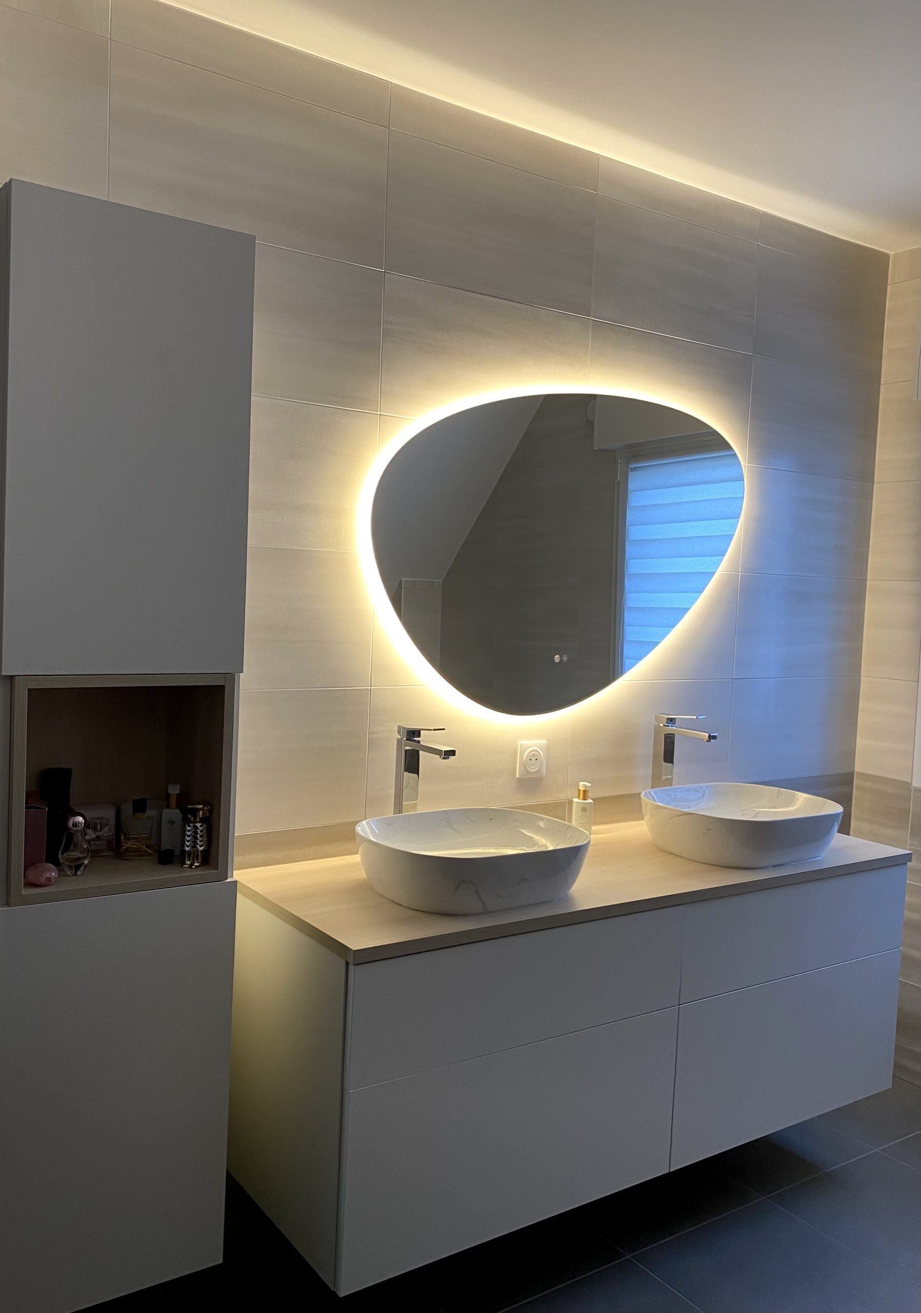 Meuble vasque sur-mesure blanc et Acacia, avec vasques posées